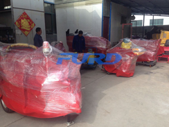 福瑞得機(jī)械座駕壓路機(jī)、大容量灌縫機(jī)，小型灌縫機(jī)包裝完畢準(zhǔn)備發(fā)貨
