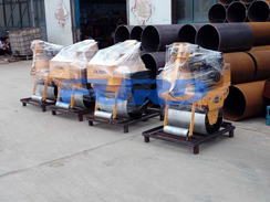 福瑞得機械5臺壓路機，一臺混凝土整平機及時發(fā)貨